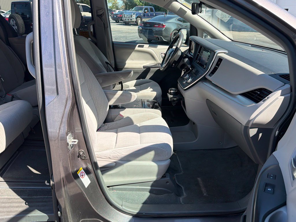 Used 2019 Toyota Sienna LE FWD image 18