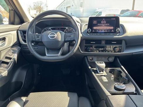 Used 2025 Nissan Rogue SV w/ SV Premium Package image 22