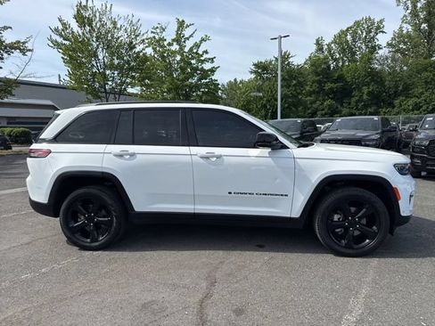 Used 2023 Jeep Grand Cherokee Limited w/ Luxury Tech Group II AWD/4WD image 14