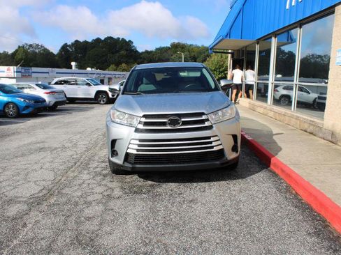 Used 2019 Toyota Highlander FWD V6 image 2