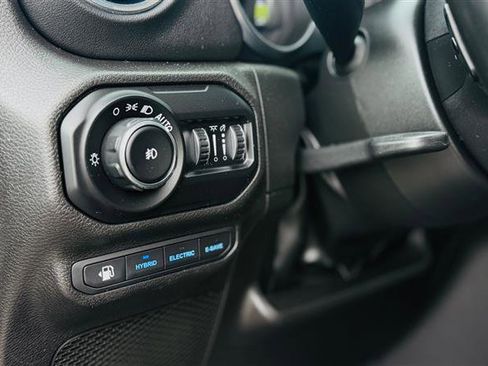 Used 2022 Jeep Wrangler Unlimited Sahara w/ Cold Weather Group image 13