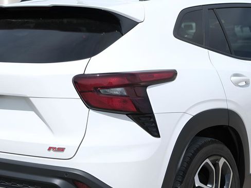 Used 2025 Chevrolet Trax RS w/ Sunroof Package FWD image 34