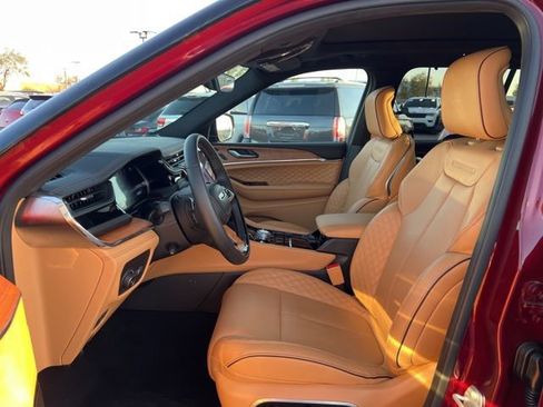 Used 2025 Jeep Grand Cherokee Summit w/ Luxury Tech Group V image 26