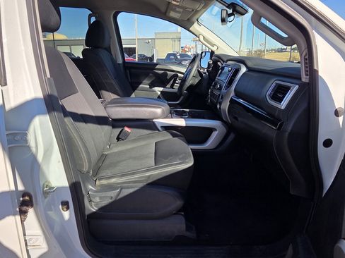 Used 2019 Nissan Titan SV w/ SV Convenience Package image 17