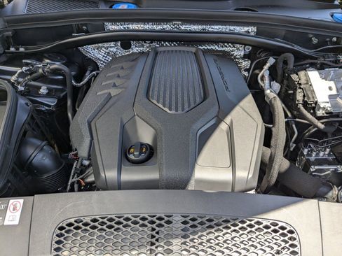 Certified 2025 Porsche Macan image 30