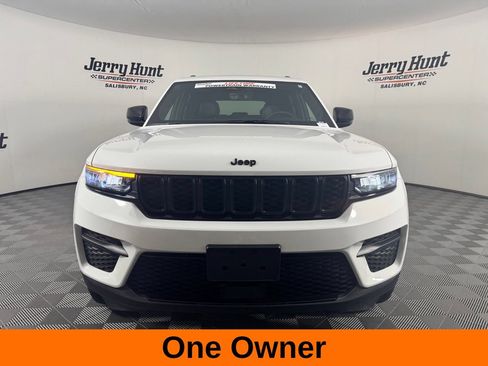 Used 2025 Jeep Grand Cherokee Altitude AWD/4WD image 4