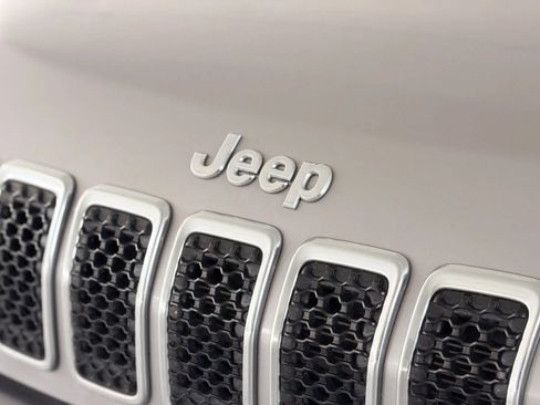 Used 2019 Jeep Cherokee Latitude Plus w/ Comfort/Convenience Group AWD/4WD image 8