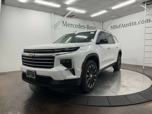 Used 2025 Chevrolet Traverse LT w/ Sun and Wheel Package FWD image 3