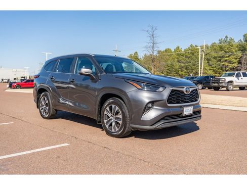 Used 2023 Toyota Highlander XLE image 3