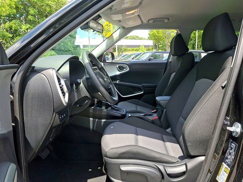 Used 2025 Kia Soul LX w/ LX Technology Package FWD image 13