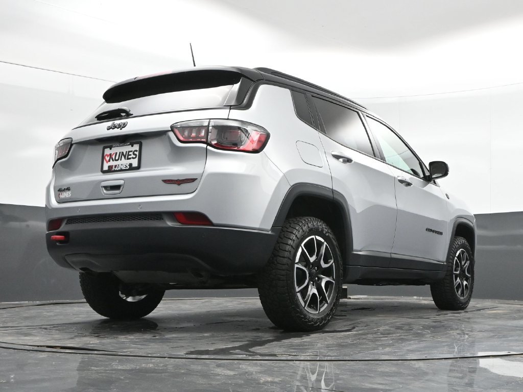 Used 2024 Jeep Compass Trailhawk AWD/4WD image 44