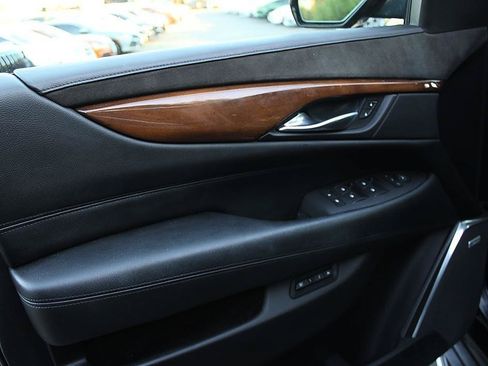 Used 2017 Cadillac Escalade ESV Premium Luxury RWD image 12