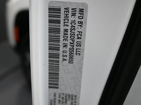 Used 2023 Jeep Wagoneer L Series III w/ Preferred Equipment Group image 16