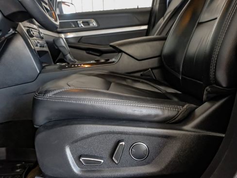 Used 2017 Ford Explorer XLT w/ Equipment Group 202A FWD image 29