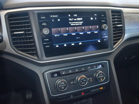 Used 2020 Volkswagen Atlas Cross Sport SE w/ Panoramic Sunroof Package AWD/4WD image 17