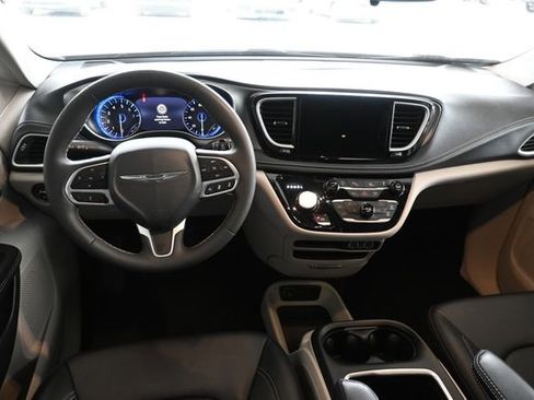 Used 2024 Chrysler Pacifica Touring-L image 12