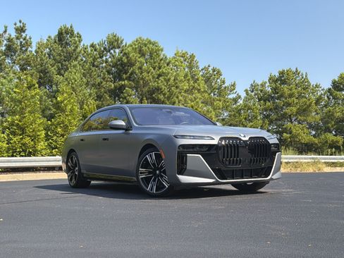 Used 2023 BMW i7 xDrive60 AWD/4WD image 2