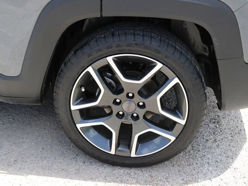Used 2021 Jeep Renegade Latitude FWD image 8