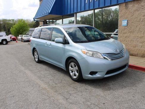 Used 2015 Toyota Sienna LE FWD image 4
