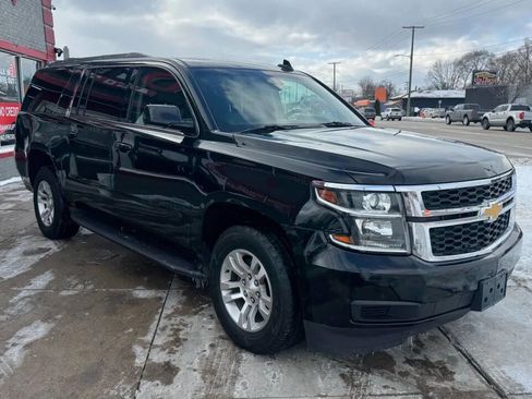 Used 2018 Chevrolet Suburban LT image 3