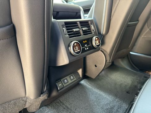 Used 2025 Land Rover Discovery S image 17