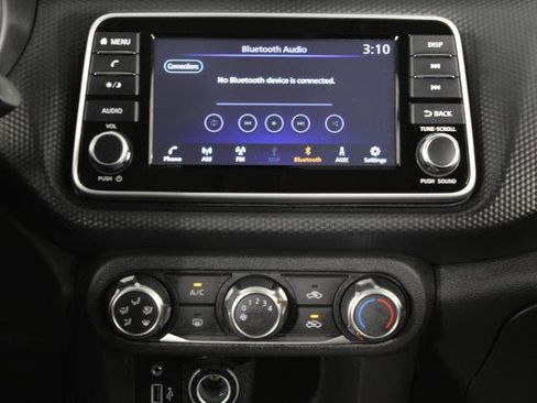 Certified 2025 Nissan Kicks Play S image 9