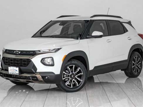 Used 2023 Chevrolet TrailBlazer ACTIV w/ Technology Package FWD image 4