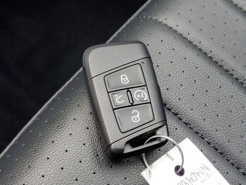 Used 2022 Volkswagen Tiguan SE R-Line image 33