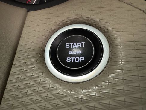 Used 2022 Land Rover Range Rover Velar R-Dynamic S image 11