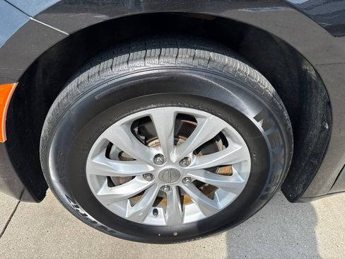 Used 2017 Chrysler Pacifica Touring w/ Tire & Wheel Group FWD image 5