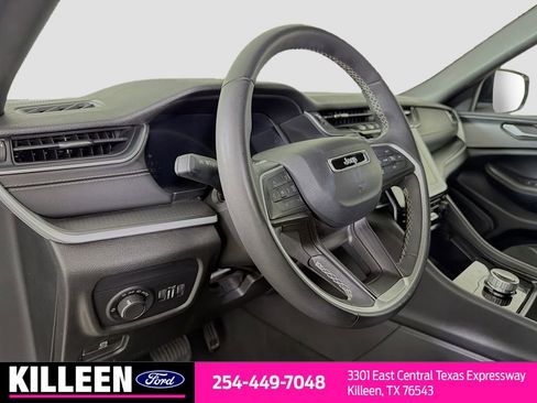 Used 2024 Jeep Grand Cherokee Altitude RWD image 10