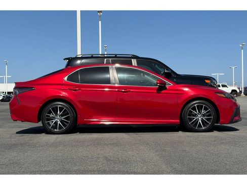 Used 2022 Toyota Camry SE FWD image 3