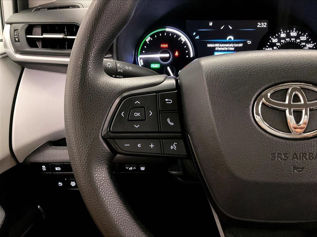 Used 2025 Toyota Sienna LE FWD image 22
