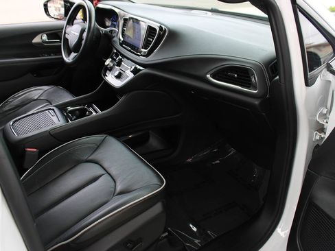 Used 2023 Chrysler Pacifica Limited w/ S Appearance Package FWD image 18