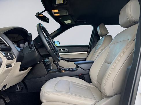 Used 2018 Ford Explorer XLT w/ Equipment Group 202A FWD image 9