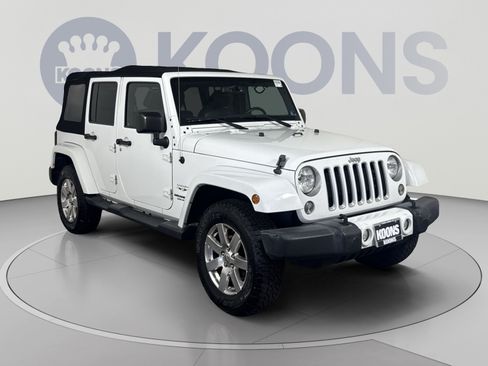 Used 2016 Jeep Wrangler Unlimited Sahara w/ Dual Top Group AWD/4WD image 10