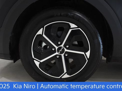 Certified 2025 Kia Niro EX FWD image 7