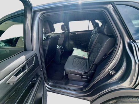 Certified 2024 Volkswagen Atlas Cross Sport SE FWD image 23