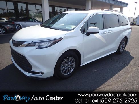 Used 2022 Toyota Sienna XLE image 1