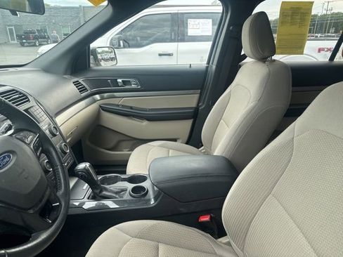 Used 2018 Ford Explorer XLT FWD image 11