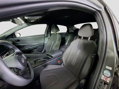 Used 2025 Hyundai Elantra Sport image 13