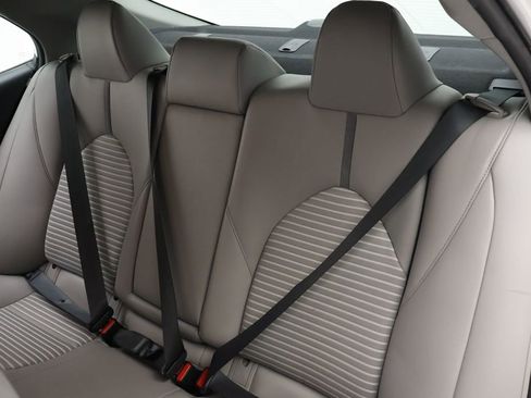 Used 2019 Toyota Camry SE image 18