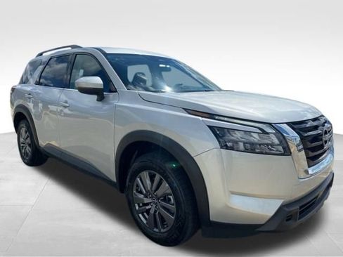 Used 2025 Nissan Pathfinder SV FWD image 4