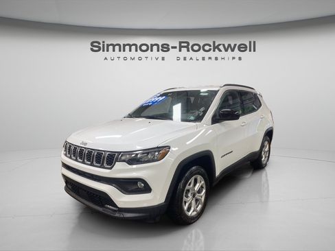 Used 2025 Jeep Compass Latitude AWD/4WD image 1