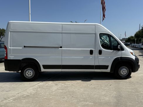 Used 2024 RAM ProMaster 2500 w/ Convenience Group FWD image 3