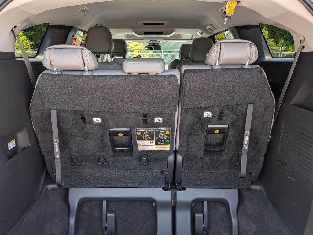 Used 2025 Toyota Sienna XLE w/ XLE Plus Package FWD image 30
