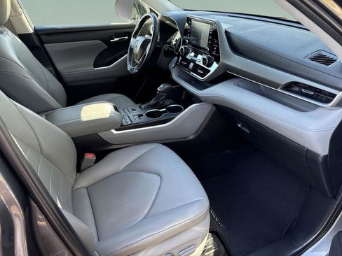 Used 2020 Toyota Highlander XLE image 22