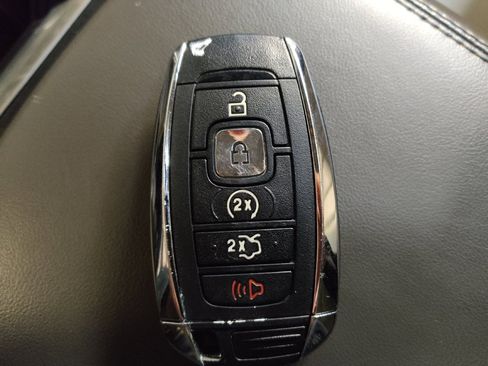 Used 2018 Lincoln MKX Reserve w/ Driver Assistance Package image 32