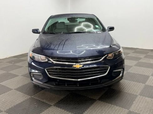 Used 2017 Chevrolet Malibu LT w/ Leather Package FWD image 4
