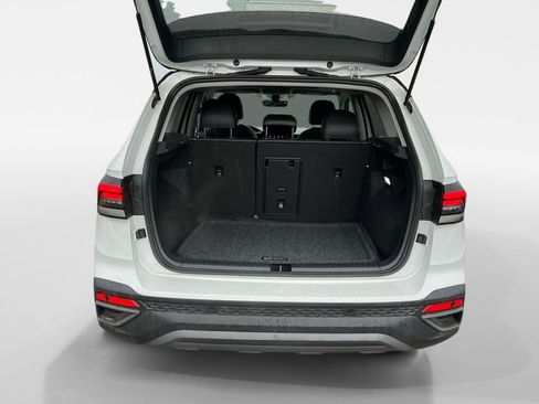 New 2025 Volkswagen Taos SE image 16